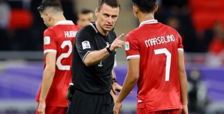 Marselino Ferdinan berbicara dengan wasit di laga Timnas Indonesia vs Irak.