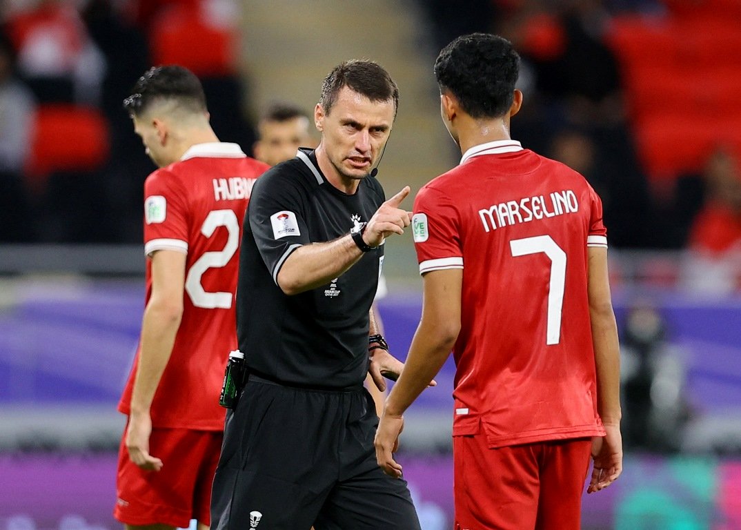 Marselino Ferdinan berbicara dengan wasit di laga Timnas Indonesia vs Irak.