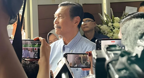 Menko Luhut Binsar Pandjaitan Takziah ke rumah duka Rizal Ramli.