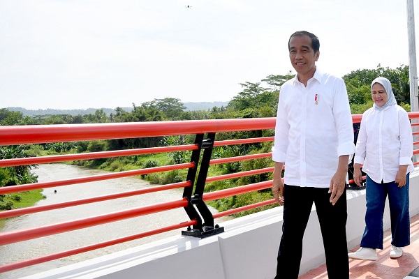Presiden Jokowi Resmikan Jembatan di Jateng.
