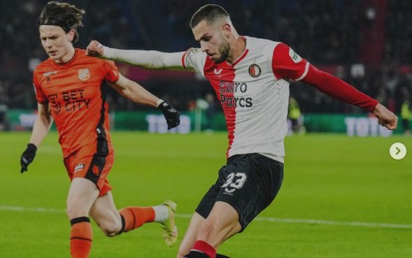 David Hancko (kanan) dikabarkan jadi salah satu incaran Liverpool .