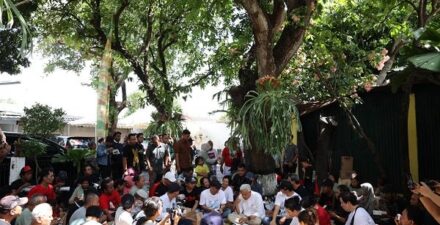 Ganjar Pranowo Bersama Karyawan Bakpia.