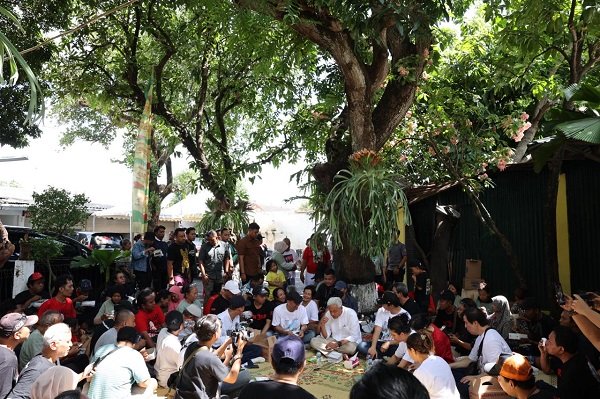 Ganjar Pranowo Bersama Karyawan Bakpia.