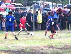 Semangat Olahraga, Jokowi Ikut Bermain Sepak Bola di Sleman