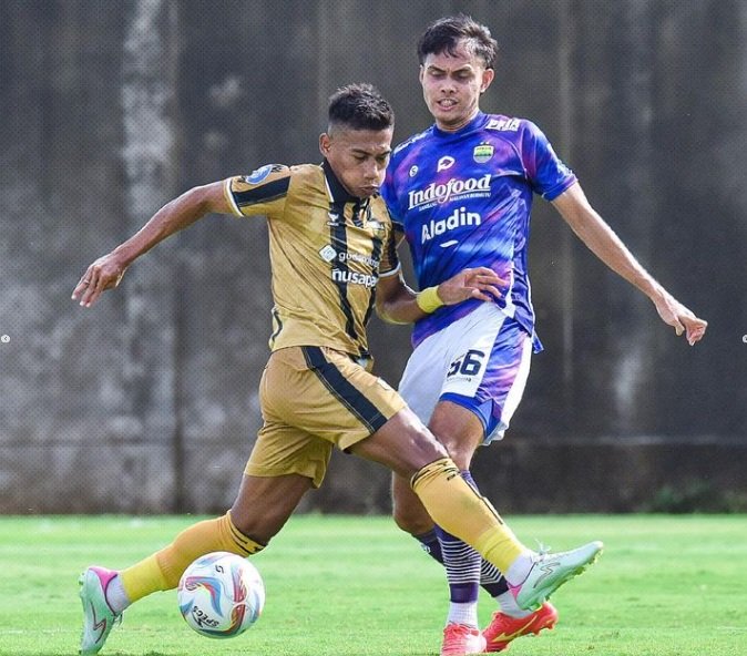 Momen Persib Bandung lawan Dewa United di laga uji coba jelang lanjutan Liga 1 2023-2024.
