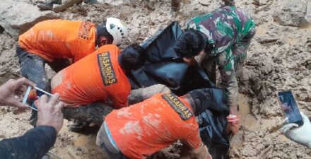 Keprihatinan SAR Padang, Evakuasi Korban Longsor, Amri Ditemukan Meninggal