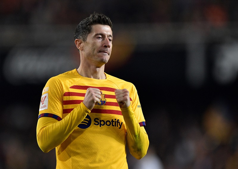 Barcelona didesak segera mencari pengganti Robert Lewandowski.