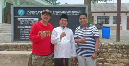 Fariji Dawuh bersama Kyai Rabah IX menyambut Rulli Aryanto Pemilik Indonesia Records saat berkunjung ke Pamekasan, Madura. (Dok. Istimewa)