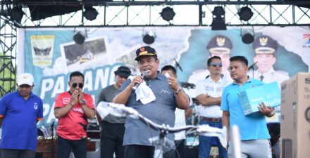 Ribuan Peserta Gerak Jalan Sehat Bertabur Hadiah ; Bupati Suhatri Bur Ingatkan ASN dan Masyarakat Pada Tahun Politik 2024