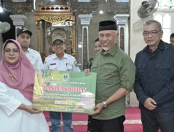 Gubernur Mahyeldi Salurkan Bantuan Cadangan Pangan Kepada Masyarakat Terdampak Bencana di Nagari Pangkalan