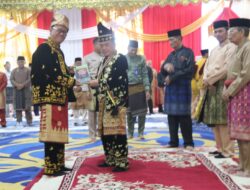 Gubernur Jambi Anugrahkan Gelar Adat Melayu Jambi Kepada Anggota V BPK RI