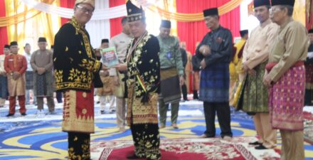 Gubernur Jambi Anugrahkan Gelar Adat Melayu Jambi Kepada Anggota V BPK RI