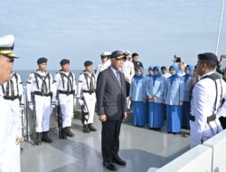 Gubernur Mahyeldi Pimpin Upacara Tabur Bunga Peringatan Hari Dharma Samudera ke-62 di Atas KRI Cakalang