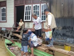 Gunakan Perahu, Gubernur Jambi Serahkan Bantuan Bagi Korban Banjir di Kota Jambi