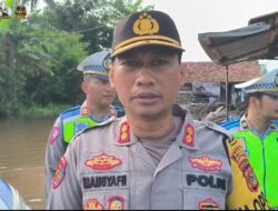 Kapolres Muba Bersama Kasat Lantas Tinjau Warga Terdampak Banjir