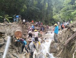 Pemerintah Bersama Masyarakat Goro Bersihkan Hulu Sungai Dan Jalan Longsor