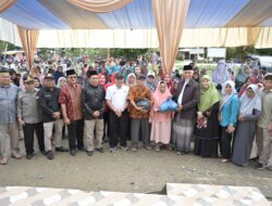 Gubernur Mahyeldi Serahkan Bantuan Beras Cadangan Pangan Hampir 30 Ton untuk Warga Terdampak Banjir di Dharmasraya