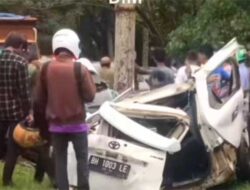 Tabrak Tiang Reklame di Jalan Menuju BIM Minibus Terpotong Dua, Satu Korban Tewas