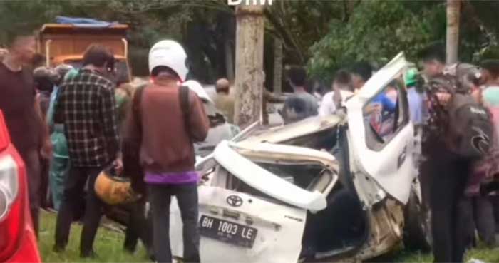 Begini kondisi minibus tabrak tiang reklame di jalan menuju BIM, Selasa 9 Januari 2024.