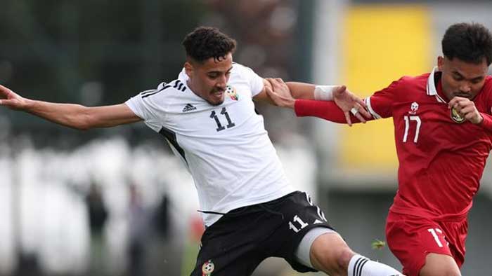 Pemain Timnas Indonesia saat berebut bola dengan pemain Libya pada laga ujicoba, Selasa 2 Januari 2024.