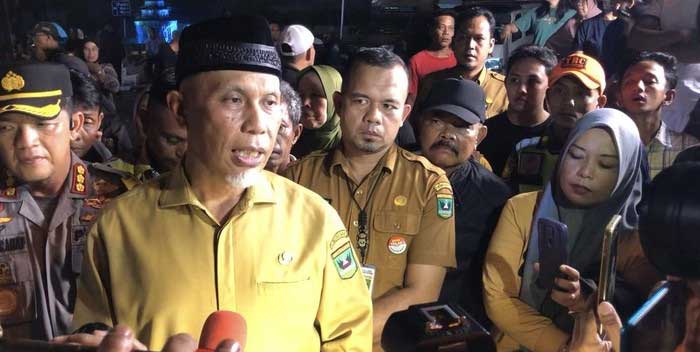 Gubernur Mahyeldi beri keterangan kepada wartawan.