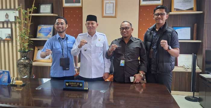 Kepala BPJS Ketenagakerjaan KCP Pasaman M. Yasir Ginting menemui Bupati Pasaman Sabar AS membicarakan perlindungan sosial bagi pekerja sawit.