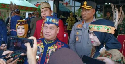 Bupati Kotim, H. Halikinnor ketika diwawancarai wartawan.