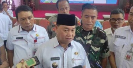Bupati Kotim Halikinnor saat diwawancarai wartawan.