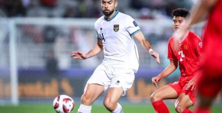 Jordi Amat saat laga kedua melawan Timnas Vietnam.