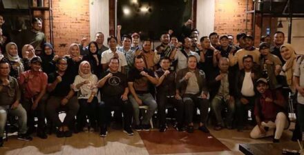 Bupati Halikinnor foto bersama dengan awak media.(ist)