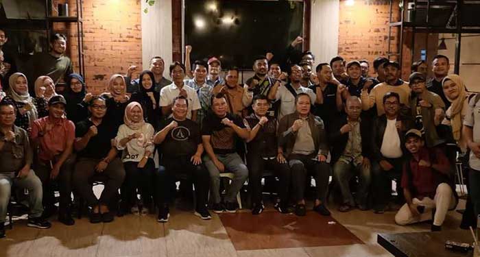 Bupati Halikinnor foto bersama dengan awak media.(ist)