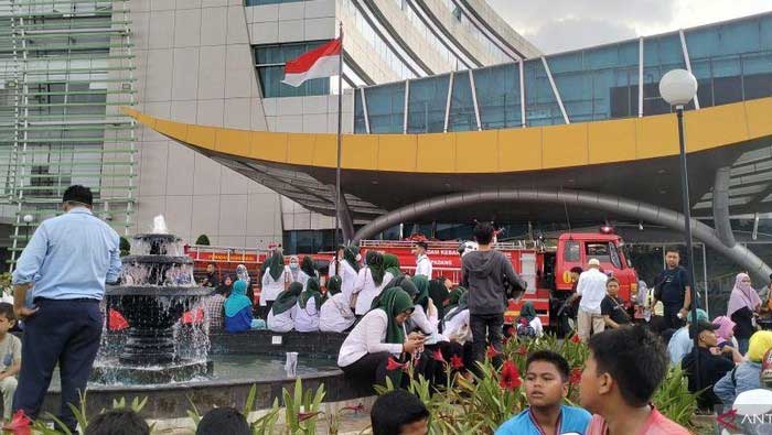 Warga dan pasien terlihat panik pascaledakan terjadi di Rumah Sakit Semen Padang, Selasa (30/1/2024).