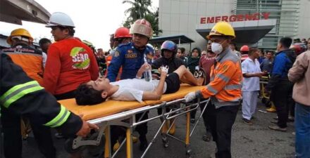 Petugas evakuasi pasien di rumah sakit Semen Padang pascaledakan, Selasa (30/1/2024).