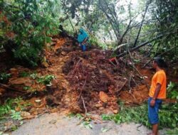 Tanah Longsor Tutup Jalan Nasional Solok Selatan