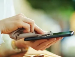 Cara Membersihkan Smartphone dengan Minyak Kayu Putih: Tips dan Manfaatnya
