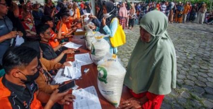 Beras Bansos Disebut sebagai Alat Politisasi.