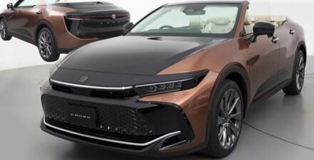 Toyota pamer Crown Convertible dengan atap terbuka.