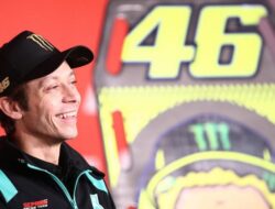 Kisah Unik Valentino Rossi, Mengeluarkan Kaki Saat Mengendarai Mobil!