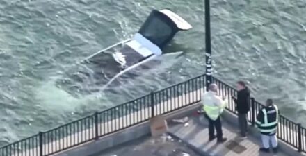 Mobil listrik Toyota BZ4X nyemplung ke laut.