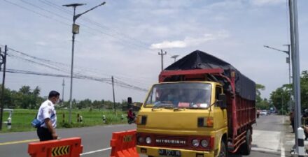 Truk bermuatan dilarang melintas jalan tol.