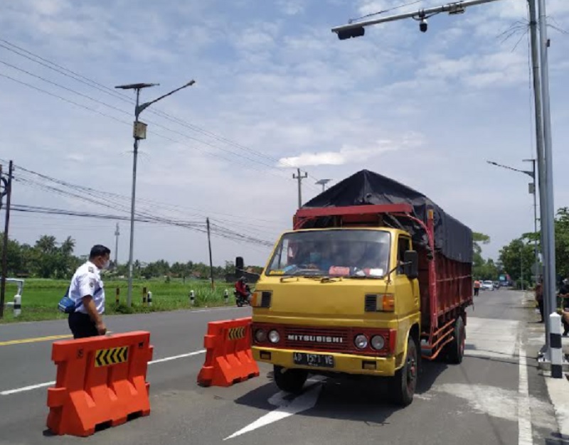 Truk bermuatan dilarang melintas jalan tol.