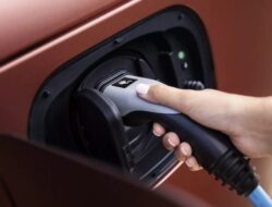 Jaguar Land Rover Prioritaskan Kendaraan Hibrida, Menunda Pengembangan Mobil Listrik