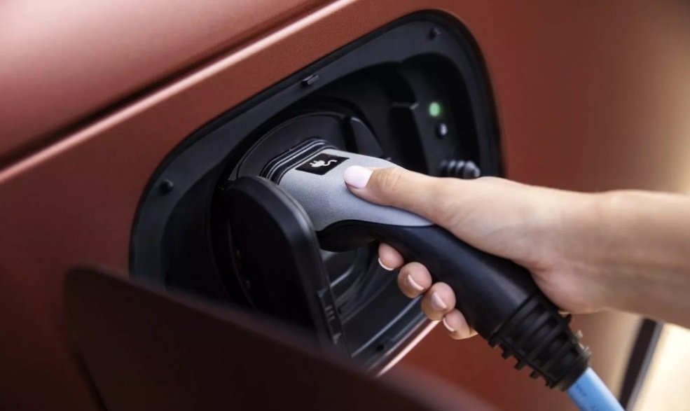 Jaguar Land Rover fokus kembangkan kendaraan hybrid.