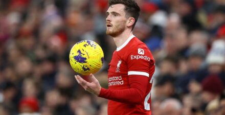 Andy Robertson kala membela Liverpool.
