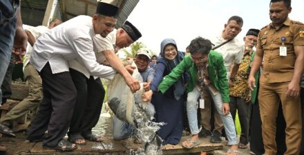 Pemprov Sumbar Salurkan 5.000 Bibit Ikan untuk Pokmaswas Jorong Minang Jaya