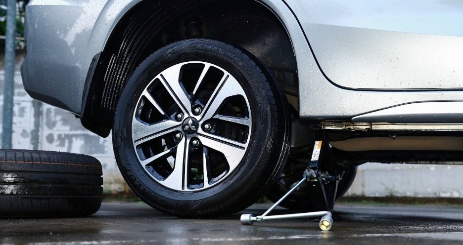 Ilustrasi apakah ban motor bocor boleh dinaiki.