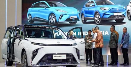 Pabrikan otomotif Inggris MG ikut mengeluarkan produk baru di IIMS 2024. Suasana booth MG saat dikunjungi Presiden RI Joko Widodo.