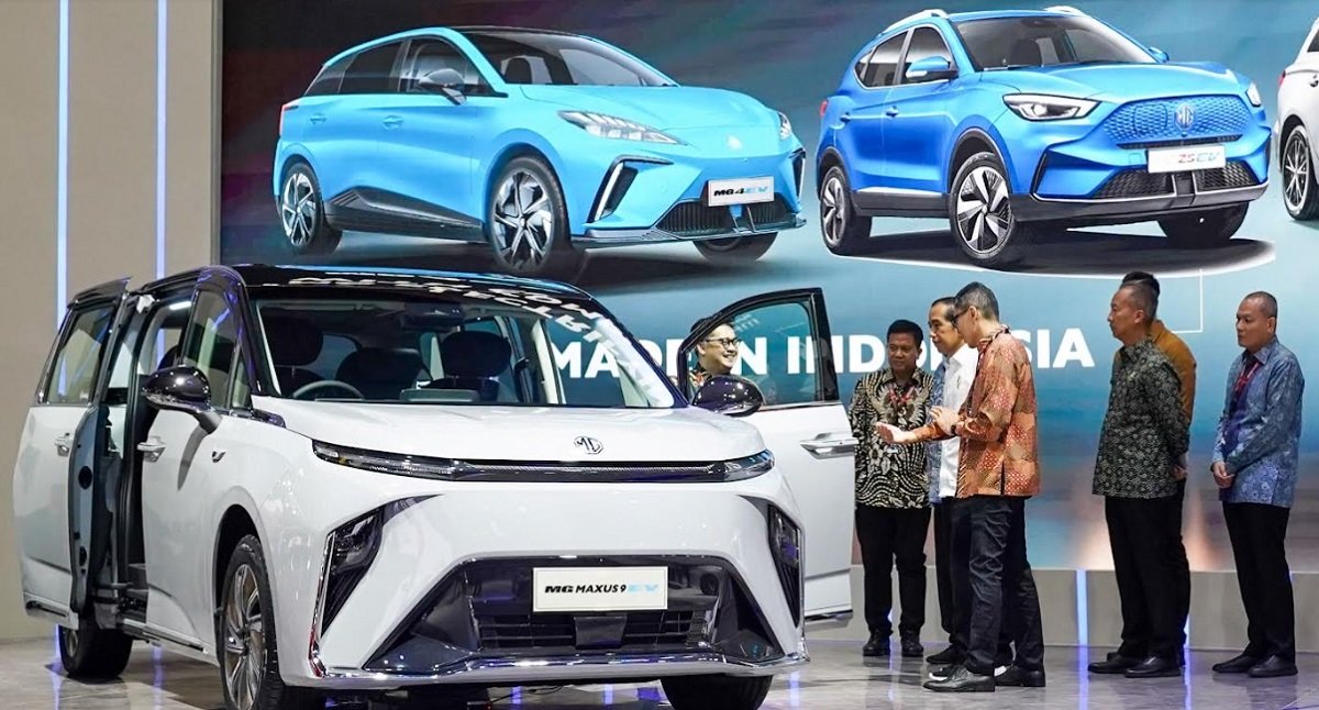 Pabrikan otomotif Inggris MG ikut mengeluarkan produk baru di IIMS 2024. Suasana booth MG saat dikunjungi Presiden RI Joko Widodo.