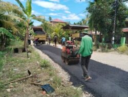 Dinas PUPR Kota Padang Aspal Jalan di Kelurahan Koto Pulai