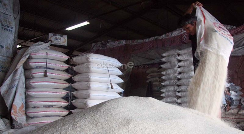 Jokowi Tegaskan Kelangkaan Beras Bukan karena Bansos.